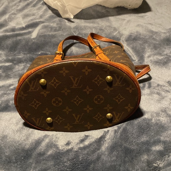 Beautiful inside and out EUC bucket bag comes with a dust bag handles are good - Picture 4 of 4